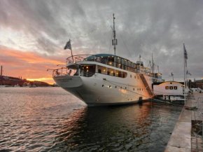 Mälardrottningen Yacht Hotel, Stockholm
